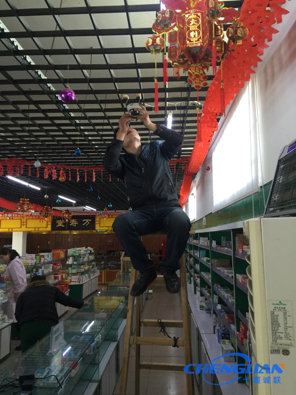十堰康泰大藥房視頻網(wǎng)絡(luò)監(jiān)控系統(tǒng)師傅安裝現(xiàn)場圖